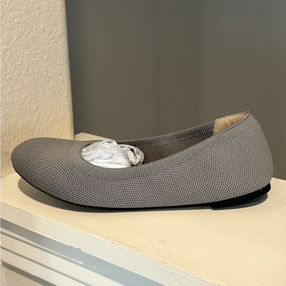 Amazon Essentials Women's Belice Ballet Flat - Gray Microfiber Size 5 (Tried On) - Picture 4 of 11
